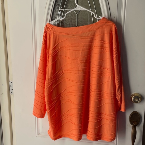 NWOT. Ladies Top - Picture 1 of 5